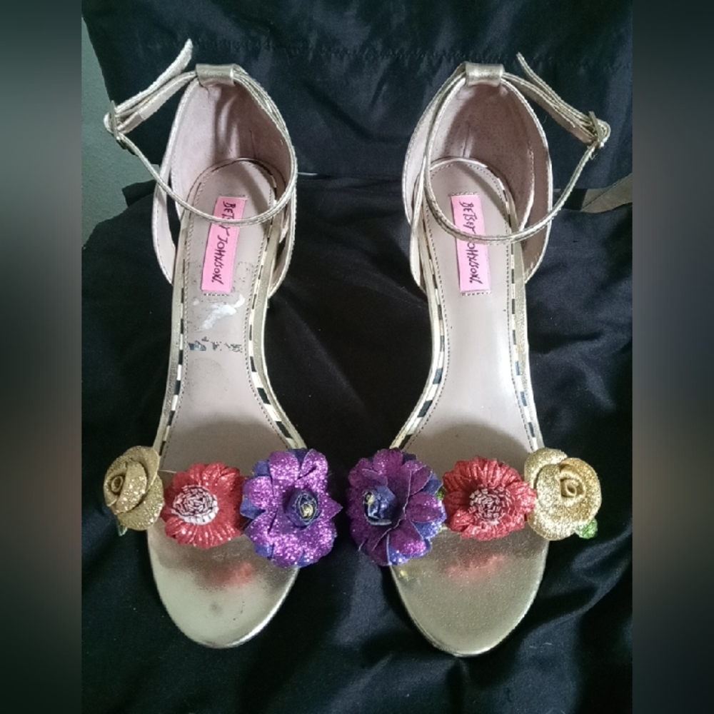 Betsy Johnson Gold Metallic Heels with Flower Detail Size 9